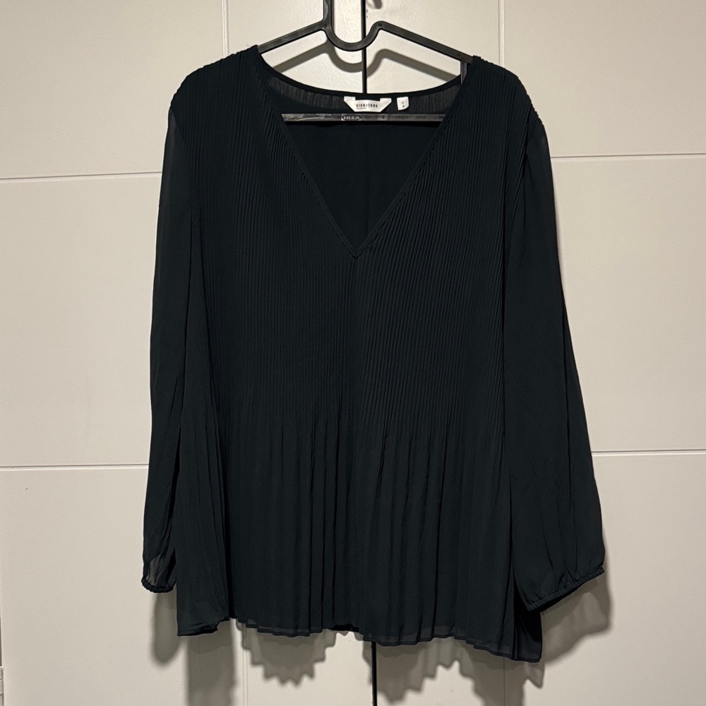 Reitmans Elegant forest green V-Neck Blouse